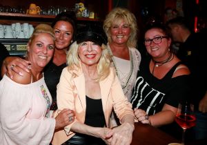 11-06-2017 SHOWBIZZ; BONNIE ST.CLAIR ZONG DE PANNEN VAN HET DAK AF. Bonnie was in TOPFORM  bij cafe t Hartje in Alkmaar. Op deze heerlijke zomerse zondagavond zong BONNIE haar hits aan de lopende band. Het aanwezige publiek zong alles mee en de avond was voor haar fans een succes.
foto: Albert den Iseger