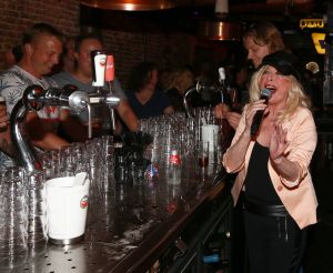 11-06-2017 SHOWBIZZ; BONNIE ST.CLAIR ZONG DE PANNEN VAN HET DAK AF. Bonnie was in TOPFORM  bij cafe t Hartje in Alkmaar. Op deze heerlijke zomerse zondagavond zong BONNIE haar hits aan de lopende band. Het aanwezige publiek zong alles mee en de avond was voor haar fans een succes.
foto: Albert den Iseger