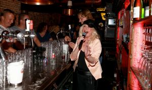 11-06-2017 SHOWBIZZ; BONNIE ST.CLAIR ZONG DE PANNEN VAN HET DAK AF. Bonnie was in TOPFORM  bij cafe t Hartje in Alkmaar. Op deze heerlijke zomerse zondagavond zong BONNIE haar hits aan de lopende band. Het aanwezige publiek zong alles mee en de avond was voor haar fans een succes.
foto: Albert den Iseger