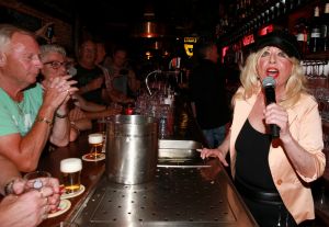 11-06-2017 SHOWBIZZ; BONNIE ST.CLAIR ZONG DE PANNEN VAN HET DAK AF. Bonnie was in TOPFORM  bij cafe t Hartje in Alkmaar. Op deze heerlijke zomerse zondagavond zong BONNIE haar hits aan de lopende band. Het aanwezige publiek zong alles mee en de avond was voor haar fans een succes.
foto: Albert den Iseger