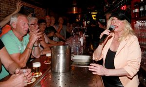 11-06-2017 SHOWBIZZ; BONNIE ST.CLAIR ZONG DE PANNEN VAN HET DAK AF. Bonnie was in TOPFORM  bij cafe t Hartje in Alkmaar. Op deze heerlijke zomerse zondagavond zong BONNIE haar hits aan de lopende band. Het aanwezige publiek zong alles mee en de avond was voor haar fans een succes.
foto: Albert den Iseger