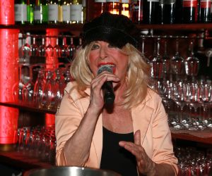 11-06-2017 SHOWBIZZ; BONNIE ST.CLAIR ZONG DE PANNEN VAN HET DAK AF. Bonnie was in TOPFORM  bij cafe t Hartje in Alkmaar. Op deze heerlijke zomerse zondagavond zong BONNIE haar hits aan de lopende band. Het aanwezige publiek zong alles mee en de avond was voor haar fans een succes.
foto: Albert den Iseger