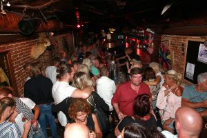 11-06-2017 SHOWBIZZ; BONNIE ST.CLAIR ZONG DE PANNEN VAN HET DAK AF. Bonnie was in TOPFORM  bij cafe t Hartje in Alkmaar. Op deze heerlijke zomerse zondagavond zong BONNIE haar hits aan de lopende band. Het aanwezige publiek zong alles mee en de avond was voor haar fans een succes.
foto: Albert den Iseger