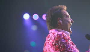 12-06-2017 SHOWBIZZ; TINO MARTIN LIET 17000 FANS STRALEN IN ZIGGO DOME. Tino liet 17000 fans stralen en genieten tijdens zijn show in de ZIGGO DOME. Gasten waren Glennis Grace-Gerard Joling-Time Less-Gin Dutch en New Gospel Sensation. In het voorprogramma stonden zijn vrienden Wesly Bronkhorst-Robert Leloy-Quincy. En top avond vol met prachtige muziek.
foto: Albert den Iseger