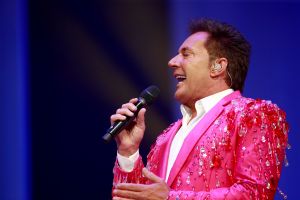 12-06-2017 SHOWBIZZ; TINO MARTIN LIET 17000 FANS STRALEN IN ZIGGO DOME. Tino liet 17000 fans stralen en genieten tijdens zijn show in de ZIGGO DOME. Gasten waren Glennis Grace-Gerard Joling-Time Less-Gin Dutch en New Gospel Sensation. In het voorprogramma stonden zijn vrienden Wesly Bronkhorst-Robert Leloy-Quincy. En top avond vol met prachtige muziek.
foto: Albert den Iseger