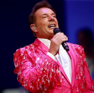 12-06-2017 SHOWBIZZ; TINO MARTIN LIET 17000 FANS STRALEN IN ZIGGO DOME. Tino liet 17000 fans stralen en genieten tijdens zijn show in de ZIGGO DOME. Gasten waren Glennis Grace-Gerard Joling-Time Less-Gin Dutch en New Gospel Sensation. In het voorprogramma stonden zijn vrienden Wesly Bronkhorst-Robert Leloy-Quincy. En top avond vol met prachtige muziek.
foto: Albert den Iseger