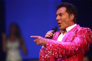 12-06-2017 SHOWBIZZ; TINO MARTIN LIET 17000 FANS STRALEN IN ZIGGO DOME. Tino liet 17000 fans stralen en genieten tijdens zijn show in de ZIGGO DOME. Gasten waren Glennis Grace-Gerard Joling-Time Less-Gin Dutch en New Gospel Sensation. In het voorprogramma stonden zijn vrienden Wesly Bronkhorst-Robert Leloy-Quincy. En top avond vol met prachtige muziek.
foto: Albert den Iseger