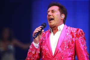 12-06-2017 SHOWBIZZ; TINO MARTIN LIET 17000 FANS STRALEN IN ZIGGO DOME. Tino liet 17000 fans stralen en genieten tijdens zijn show in de ZIGGO DOME. Gasten waren Glennis Grace-Gerard Joling-Time Less-Gin Dutch en New Gospel Sensation. In het voorprogramma stonden zijn vrienden Wesly Bronkhorst-Robert Leloy-Quincy. En top avond vol met prachtige muziek.
foto: Albert den Iseger