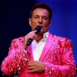 12-06-2017 SHOWBIZZ; TINO MARTIN LIET 17000 FANS STRALEN IN ZIGGO DOME. Tino liet 17000 fans stralen en genieten tijdens zijn show in de ZIGGO DOME. Gasten waren Glennis Grace-Gerard Joling-Time Less-Gin Dutch en New Gospel Sensation. In het voorprogramma stonden zijn vrienden Wesly Bronkhorst-Robert Leloy-Quincy. En top avond vol met prachtige muziek.
foto: Albert den Iseger