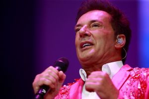 12-06-2017 SHOWBIZZ; TINO MARTIN LIET 17000 FANS STRALEN IN ZIGGO DOME. Tino liet 17000 fans stralen en genieten tijdens zijn show in de ZIGGO DOME. Gasten waren Glennis Grace-Gerard Joling-Time Less-Gin Dutch en New Gospel Sensation. In het voorprogramma stonden zijn vrienden Wesly Bronkhorst-Robert Leloy-Quincy. En top avond vol met prachtige muziek.
foto: Albert den Iseger