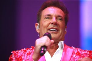 12-06-2017 SHOWBIZZ; TINO MARTIN LIET 17000 FANS STRALEN IN ZIGGO DOME. Tino liet 17000 fans stralen en genieten tijdens zijn show in de ZIGGO DOME. Gasten waren Glennis Grace-Gerard Joling-Time Less-Gin Dutch en New Gospel Sensation. In het voorprogramma stonden zijn vrienden Wesly Bronkhorst-Robert Leloy-Quincy. En top avond vol met prachtige muziek.
foto: Albert den Iseger