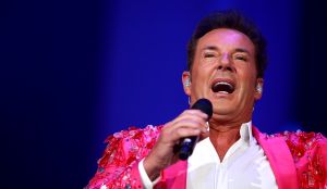 12-06-2017 SHOWBIZZ; TINO MARTIN LIET 17000 FANS STRALEN IN ZIGGO DOME. Tino liet 17000 fans stralen en genieten tijdens zijn show in de ZIGGO DOME. Gasten waren Glennis Grace-Gerard Joling-Time Less-Gin Dutch en New Gospel Sensation. In het voorprogramma stonden zijn vrienden Wesly Bronkhorst-Robert Leloy-Quincy. En top avond vol met prachtige muziek.
foto: Albert den Iseger