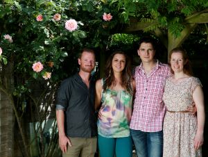 28-05-2017 SHOWBIZZ; FAMILIE VAN BEN CRAMER IS NU COMPLEET. Het was voor Ben veel werk maar ze zijn speciaal voor weekblad PRIVE naar Baarn toegekomen voor een familie fotoshoot.
foto: Albert den Iseger