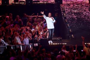 12-06-2017 SHOWBIZZ; TINO MARTIN LIET 17000 FANS STRALEN IN ZIGGO DOME. Tino liet 17000 fans stralen en genieten tijdens zijn show in de ZIGGO DOME. Gasten waren Glennis Grace-Gerard Joling-Time Less-Gin Dutch en New Gospel Sensation. In het voorprogramma stonden zijn vrienden Wesly Bronkhorst-Robert Leloy-Quincy. En top avond vol met prachtige muziek.
foto: Albert den Iseger