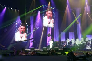 12-06-2017 SHOWBIZZ; TINO MARTIN LIET 17000 FANS STRALEN IN ZIGGO DOME. Tino liet 17000 fans stralen en genieten tijdens zijn show in de ZIGGO DOME. Gasten waren Glennis Grace-Gerard Joling-Time Less-Gin Dutch en New Gospel Sensation. In het voorprogramma stonden zijn vrienden Wesly Bronkhorst-Robert Leloy-Quincy. En top avond vol met prachtige muziek.
foto: Albert den Iseger