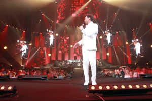 12-06-2017 SHOWBIZZ; TINO MARTIN LIET 17000 FANS STRALEN IN ZIGGO DOME. Tino liet 17000 fans stralen en genieten tijdens zijn show in de ZIGGO DOME. Gasten waren Glennis Grace-Gerard Joling-Time Less-Gin Dutch en New Gospel Sensation. In het voorprogramma stonden zijn vrienden Wesly Bronkhorst-Robert Leloy-Quincy. En top avond vol met prachtige muziek.
foto: Albert den Iseger