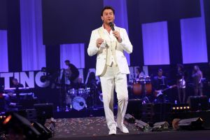 12-06-2017 SHOWBIZZ; TINO MARTIN LIET 17000 FANS STRALEN IN ZIGGO DOME. Tino liet 17000 fans stralen en genieten tijdens zijn show in de ZIGGO DOME. Gasten waren Glennis Grace-Gerard Joling-Time Less-Gin Dutch en New Gospel Sensation. In het voorprogramma stonden zijn vrienden Wesly Bronkhorst-Robert Leloy-Quincy. En top avond vol met prachtige muziek.
foto: Albert den Iseger