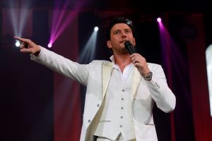 12-06-2017 SHOWBIZZ; TINO MARTIN LIET 17000 FANS STRALEN IN ZIGGO DOME. Tino liet 17000 fans stralen en genieten tijdens zijn show in de ZIGGO DOME. Gasten waren Glennis Grace-Gerard Joling-Time Less-Gin Dutch en New Gospel Sensation. In het voorprogramma stonden zijn vrienden Wesly Bronkhorst-Robert Leloy-Quincy. En top avond vol met prachtige muziek.
foto: Albert den Iseger