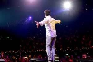 12-06-2017 SHOWBIZZ; TINO MARTIN LIET 17000 FANS STRALEN IN ZIGGO DOME. Tino liet 17000 fans stralen en genieten tijdens zijn show in de ZIGGO DOME. Gasten waren Glennis Grace-Gerard Joling-Time Less-Gin Dutch en New Gospel Sensation. In het voorprogramma stonden zijn vrienden Wesly Bronkhorst-Robert Leloy-Quincy. En top avond vol met prachtige muziek.
foto: Albert den Iseger