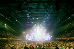 12-06-2017 SHOWBIZZ; TINO MARTIN LIET 17000 FANS STRALEN IN ZIGGO DOME. Tino liet 17000 fans stralen en genieten tijdens zijn show in de ZIGGO DOME. Gasten waren Glennis Grace-Gerard Joling-Time Less-Gin Dutch en New Gospel Sensation. In het voorprogramma stonden zijn vrienden Wesly Bronkhorst-Robert Leloy-Quincy. En top avond vol met prachtige muziek.
foto: Albert den Iseger