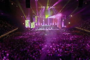 12-06-2017 SHOWBIZZ; TINO MARTIN LIET 17000 FANS STRALEN IN ZIGGO DOME. Tino liet 17000 fans stralen en genieten tijdens zijn show in de ZIGGO DOME. Gasten waren Glennis Grace-Gerard Joling-Time Less-Gin Dutch en New Gospel Sensation. In het voorprogramma stonden zijn vrienden Wesly Bronkhorst-Robert Leloy-Quincy. En top avond vol met prachtige muziek.
foto: Albert den Iseger