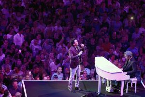 12-06-2017 SHOWBIZZ; TINO MARTIN LIET 17000 FANS STRALEN IN ZIGGO DOME. Tino liet 17000 fans stralen en genieten tijdens zijn show in de ZIGGO DOME. Gasten waren Glennis Grace-Gerard Joling-Time Less-Gin Dutch en New Gospel Sensation. In het voorprogramma stonden zijn vrienden Wesly Bronkhorst-Robert Leloy-Quincy. En top avond vol met prachtige muziek.
foto: Albert den Iseger