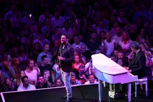 12-06-2017 SHOWBIZZ; TINO MARTIN LIET 17000 FANS STRALEN IN ZIGGO DOME. Tino liet 17000 fans stralen en genieten tijdens zijn show in de ZIGGO DOME. Gasten waren Glennis Grace-Gerard Joling-Time Less-Gin Dutch en New Gospel Sensation. In het voorprogramma stonden zijn vrienden Wesly Bronkhorst-Robert Leloy-Quincy. En top avond vol met prachtige muziek.
foto: Albert den Iseger