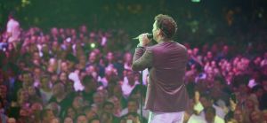 12-06-2017 SHOWBIZZ; TINO MARTIN LIET 17000 FANS STRALEN IN ZIGGO DOME. Tino liet 17000 fans stralen en genieten tijdens zijn show in de ZIGGO DOME. Gasten waren Glennis Grace-Gerard Joling-Time Less-Gin Dutch en New Gospel Sensation. In het voorprogramma stonden zijn vrienden Wesly Bronkhorst-Robert Leloy-Quincy. En top avond vol met prachtige muziek.
foto: Albert den Iseger