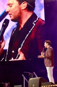 12-06-2017 SHOWBIZZ; TINO MARTIN LIET 17000 FANS STRALEN IN ZIGGO DOME. Tino liet 17000 fans stralen en genieten tijdens zijn show in de ZIGGO DOME. Gasten waren Glennis Grace-Gerard Joling-Time Less-Gin Dutch en New Gospel Sensation. In het voorprogramma stonden zijn vrienden Wesly Bronkhorst-Robert Leloy-Quincy. En top avond vol met prachtige muziek.
foto: Albert den Iseger