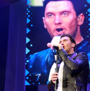 12-06-2017 SHOWBIZZ; TINO MARTIN LIET 17000 FANS STRALEN IN ZIGGO DOME. Tino liet 17000 fans stralen en genieten tijdens zijn show in de ZIGGO DOME. Gasten waren Glennis Grace-Gerard Joling-Time Less-Gin Dutch en New Gospel Sensation. In het voorprogramma stonden zijn vrienden Wesly Bronkhorst-Robert Leloy-Quincy. En top avond vol met prachtige muziek.
foto: Albert den Iseger