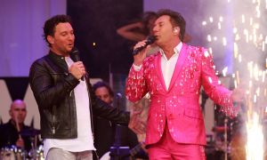 12-06-2017 SHOWBIZZ; TINO MARTIN LIET 17000 FANS STRALEN IN ZIGGO DOME. Tino liet 17000 fans stralen en genieten tijdens zijn show in de ZIGGO DOME. Gasten waren Glennis Grace-Gerard Joling-Time Less-Gin Dutch en New Gospel Sensation. In het voorprogramma stonden zijn vrienden Wesly Bronkhorst-Robert Leloy-Quincy. En top avond vol met prachtige muziek.
foto: Albert den Iseger