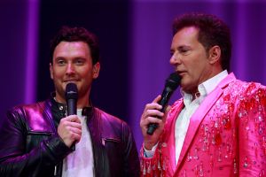 12-06-2017 SHOWBIZZ; TINO MARTIN LIET 17000 FANS STRALEN IN ZIGGO DOME. Tino liet 17000 fans stralen en genieten tijdens zijn show in de ZIGGO DOME. Gasten waren Glennis Grace-Gerard Joling-Time Less-Gin Dutch en New Gospel Sensation. In het voorprogramma stonden zijn vrienden Wesly Bronkhorst-Robert Leloy-Quincy. En top avond vol met prachtige muziek.
foto: Albert den Iseger