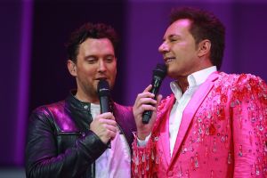 12-06-2017 SHOWBIZZ; TINO MARTIN LIET 17000 FANS STRALEN IN ZIGGO DOME. Tino liet 17000 fans stralen en genieten tijdens zijn show in de ZIGGO DOME. Gasten waren Glennis Grace-Gerard Joling-Time Less-Gin Dutch en New Gospel Sensation. In het voorprogramma stonden zijn vrienden Wesly Bronkhorst-Robert Leloy-Quincy. En top avond vol met prachtige muziek.
foto: Albert den Iseger