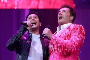 12-06-2017 SHOWBIZZ; TINO MARTIN LIET 17000 FANS STRALEN IN ZIGGO DOME. Tino liet 17000 fans stralen en genieten tijdens zijn show in de ZIGGO DOME. Gasten waren Glennis Grace-Gerard Joling-Time Less-Gin Dutch en New Gospel Sensation. In het voorprogramma stonden zijn vrienden Wesly Bronkhorst-Robert Leloy-Quincy. En top avond vol met prachtige muziek.
foto: Albert den Iseger