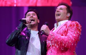 12-06-2017 SHOWBIZZ; TINO MARTIN LIET 17000 FANS STRALEN IN ZIGGO DOME. Tino liet 17000 fans stralen en genieten tijdens zijn show in de ZIGGO DOME. Gasten waren Glennis Grace-Gerard Joling-Time Less-Gin Dutch en New Gospel Sensation. In het voorprogramma stonden zijn vrienden Wesly Bronkhorst-Robert Leloy-Quincy. En top avond vol met prachtige muziek.
foto: Albert den Iseger