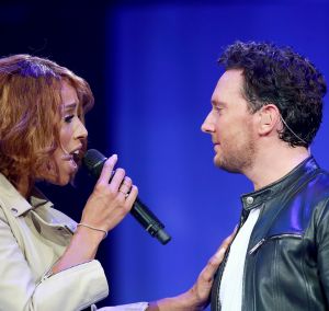 12-06-2017 SHOWBIZZ; TINO MARTIN LIET 17000 FANS STRALEN IN ZIGGO DOME. Tino liet 17000 fans stralen en genieten tijdens zijn show in de ZIGGO DOME. Gasten waren Glennis Grace-Gerard Joling-Time Less-Gin Dutch en New Gospel Sensation. In het voorprogramma stonden zijn vrienden Wesly Bronkhorst-Robert Leloy-Quincy. En top avond vol met prachtige muziek.
foto: Albert den Iseger