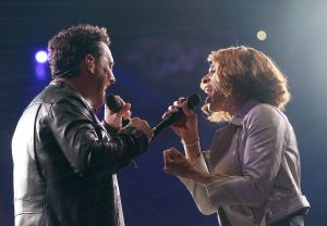 12-06-2017 SHOWBIZZ; TINO MARTIN LIET 17000 FANS STRALEN IN ZIGGO DOME. Tino liet 17000 fans stralen en genieten tijdens zijn show in de ZIGGO DOME. Gasten waren Glennis Grace-Gerard Joling-Time Less-Gin Dutch en New Gospel Sensation. In het voorprogramma stonden zijn vrienden Wesly Bronkhorst-Robert Leloy-Quincy. En top avond vol met prachtige muziek.
foto: Albert den Iseger