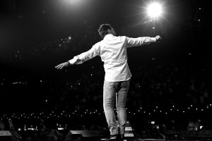 12-06-2017 SHOWBIZZ; TINO MARTIN LIET 17000 FANS STRALEN IN ZIGGO DOME. Tino liet 17000 fans stralen en genieten tijdens zijn show in de ZIGGO DOME. Gasten waren Glennis Grace-Gerard Joling-Time Less-Gin Dutch en New Gospel Sensation. In het voorprogramma stonden zijn vrienden Wesly Bronkhorst-Robert Leloy-Quincy. En top avond vol met prachtige muziek.
foto: Albert den Iseger