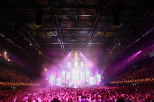 12-06-2017 SHOWBIZZ; TINO MARTIN LIET 17000 FANS STRALEN IN ZIGGO DOME. Tino liet 17000 fans stralen en genieten tijdens zijn show in de ZIGGO DOME. Gasten waren Glennis Grace-Gerard Joling-Time Less-Gin Dutch en New Gospel Sensation. In het voorprogramma stonden zijn vrienden Wesly Bronkhorst-Robert Leloy-Quincy. En top avond vol met prachtige muziek.
foto: Albert den Iseger