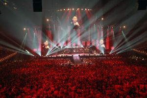 12-06-2017 SHOWBIZZ; TINO MARTIN LIET 17000 FANS STRALEN IN ZIGGO DOME. Tino liet 17000 fans stralen en genieten tijdens zijn show in de ZIGGO DOME. Gasten waren Glennis Grace-Gerard Joling-Time Less-Gin Dutch en New Gospel Sensation. In het voorprogramma stonden zijn vrienden Wesly Bronkhorst-Robert Leloy-Quincy. En top avond vol met prachtige muziek.
foto: Albert den Iseger