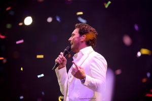 12-06-2017 SHOWBIZZ; TINO MARTIN LIET 17000 FANS STRALEN IN ZIGGO DOME. Tino liet 17000 fans stralen en genieten tijdens zijn show in de ZIGGO DOME. Gasten waren Glennis Grace-Gerard Joling-Time Less-Gin Dutch en New Gospel Sensation. In het voorprogramma stonden zijn vrienden Wesly Bronkhorst-Robert Leloy-Quincy. En top avond vol met prachtige muziek.
foto: Albert den Iseger