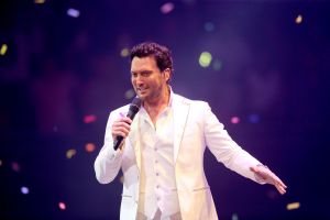 12-06-2017 SHOWBIZZ; TINO MARTIN LIET 17000 FANS STRALEN IN ZIGGO DOME. Tino liet 17000 fans stralen en genieten tijdens zijn show in de ZIGGO DOME. Gasten waren Glennis Grace-Gerard Joling-Time Less-Gin Dutch en New Gospel Sensation. In het voorprogramma stonden zijn vrienden Wesly Bronkhorst-Robert Leloy-Quincy. En top avond vol met prachtige muziek.
foto: Albert den Iseger