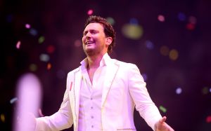 12-06-2017 SHOWBIZZ; TINO MARTIN LIET 17000 FANS STRALEN IN ZIGGO DOME. Tino liet 17000 fans stralen en genieten tijdens zijn show in de ZIGGO DOME. Gasten waren Glennis Grace-Gerard Joling-Time Less-Gin Dutch en New Gospel Sensation. In het voorprogramma stonden zijn vrienden Wesly Bronkhorst-Robert Leloy-Quincy. En top avond vol met prachtige muziek.
foto: Albert den Iseger