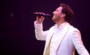 12-06-2017 SHOWBIZZ; TINO MARTIN LIET 17000 FANS STRALEN IN ZIGGO DOME. Tino liet 17000 fans stralen en genieten tijdens zijn show in de ZIGGO DOME. Gasten waren Glennis Grace-Gerard Joling-Time Less-Gin Dutch en New Gospel Sensation. In het voorprogramma stonden zijn vrienden Wesly Bronkhorst-Robert Leloy-Quincy. En top avond vol met prachtige muziek.
foto: Albert den Iseger