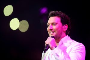 12-06-2017 SHOWBIZZ; TINO MARTIN LIET 17000 FANS STRALEN IN ZIGGO DOME. Tino liet 17000 fans stralen en genieten tijdens zijn show in de ZIGGO DOME. Gasten waren Glennis Grace-Gerard Joling-Time Less-Gin Dutch en New Gospel Sensation. In het voorprogramma stonden zijn vrienden Wesly Bronkhorst-Robert Leloy-Quincy. En top avond vol met prachtige muziek.
foto: Albert den Iseger