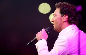 12-06-2017 SHOWBIZZ; TINO MARTIN LIET 17000 FANS STRALEN IN ZIGGO DOME. Tino liet 17000 fans stralen en genieten tijdens zijn show in de ZIGGO DOME. Gasten waren Glennis Grace-Gerard Joling-Time Less-Gin Dutch en New Gospel Sensation. In het voorprogramma stonden zijn vrienden Wesly Bronkhorst-Robert Leloy-Quincy. En top avond vol met prachtige muziek.
foto: Albert den Iseger