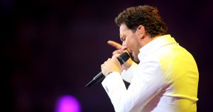 12-06-2017 SHOWBIZZ; TINO MARTIN LIET 17000 FANS STRALEN IN ZIGGO DOME. Tino liet 17000 fans stralen en genieten tijdens zijn show in de ZIGGO DOME. Gasten waren Glennis Grace-Gerard Joling-Time Less-Gin Dutch en New Gospel Sensation. In het voorprogramma stonden zijn vrienden Wesly Bronkhorst-Robert Leloy-Quincy. En top avond vol met prachtige muziek.
foto: Albert den Iseger