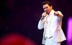 12-06-2017 SHOWBIZZ; TINO MARTIN LIET 17000 FANS STRALEN IN ZIGGO DOME. Tino liet 17000 fans stralen en genieten tijdens zijn show in de ZIGGO DOME. Gasten waren Glennis Grace-Gerard Joling-Time Less-Gin Dutch en New Gospel Sensation. In het voorprogramma stonden zijn vrienden Wesly Bronkhorst-Robert Leloy-Quincy. En top avond vol met prachtige muziek.
foto: Albert den Iseger