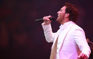 12-06-2017 SHOWBIZZ; TINO MARTIN LIET 17000 FANS STRALEN IN ZIGGO DOME. Tino liet 17000 fans stralen en genieten tijdens zijn show in de ZIGGO DOME. Gasten waren Glennis Grace-Gerard Joling-Time Less-Gin Dutch en New Gospel Sensation. In het voorprogramma stonden zijn vrienden Wesly Bronkhorst-Robert Leloy-Quincy. En top avond vol met prachtige muziek.
foto: Albert den Iseger