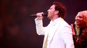 12-06-2017 SHOWBIZZ; TINO MARTIN LIET 17000 FANS STRALEN IN ZIGGO DOME. Tino liet 17000 fans stralen en genieten tijdens zijn show in de ZIGGO DOME. Gasten waren Glennis Grace-Gerard Joling-Time Less-Gin Dutch en New Gospel Sensation. In het voorprogramma stonden zijn vrienden Wesly Bronkhorst-Robert Leloy-Quincy. En top avond vol met prachtige muziek.
foto: Albert den Iseger